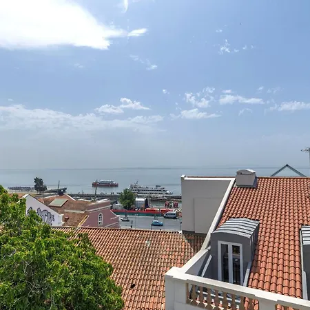 Penthouse On The Tagus In Alfama By Lovelystay アパート リスボン